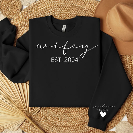 WIFEY EST CURSIVE CREWNECK