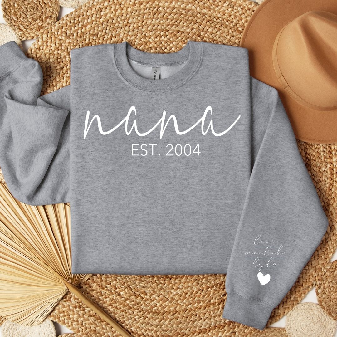 NANA EST CURSIVE CREWNECK