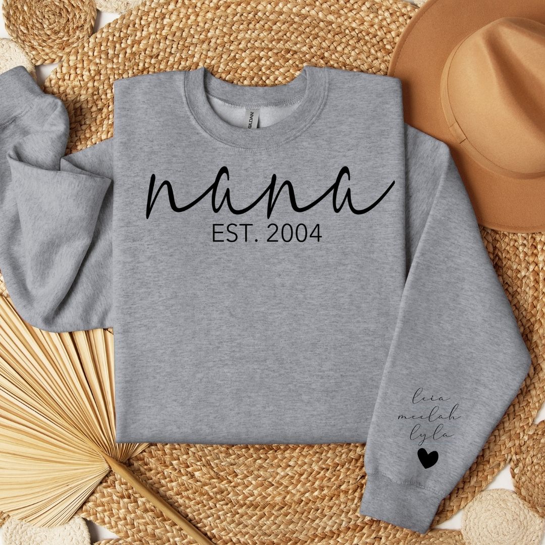 NANA EST CURSIVE CREWNECK