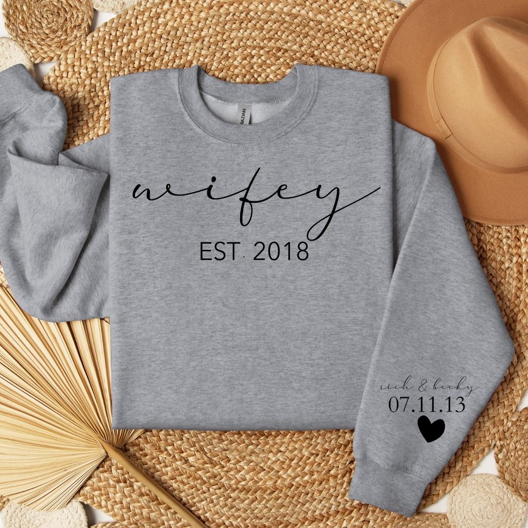 WIFEY EST CURSIVE CREWNECK