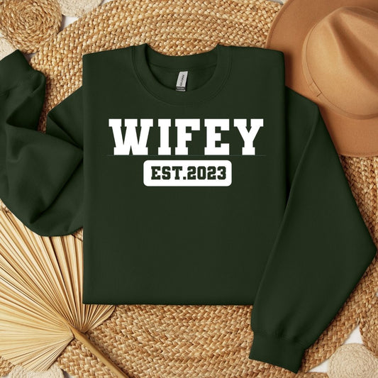 WIFEY EST CREW NECK CREWNECK