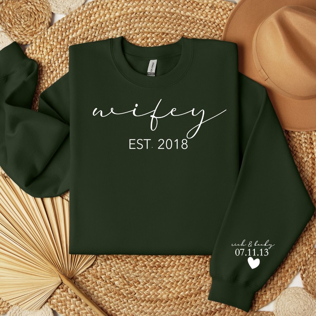 WIFEY EST CURSIVE CREWNECK