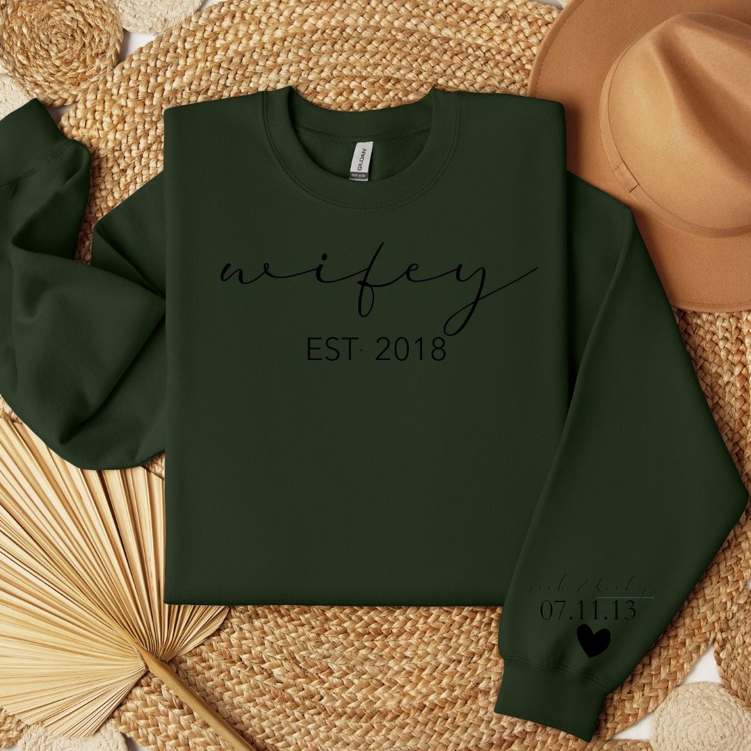 WIFEY EST CURSIVE CREWNECK