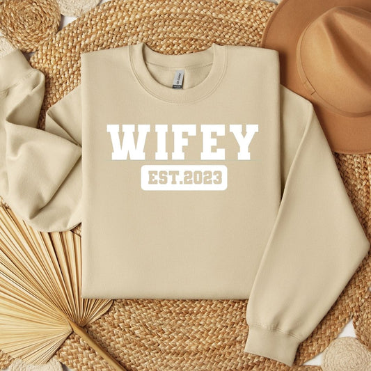 WIFEY EST CREW NECK CREWNECK